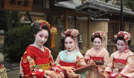 Girls doing a geisha look in kyoto